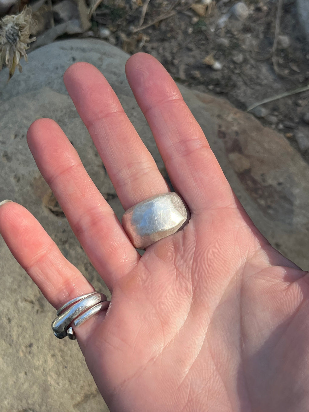 heavy mother of pearl tube ring~ size 6.5-6.75