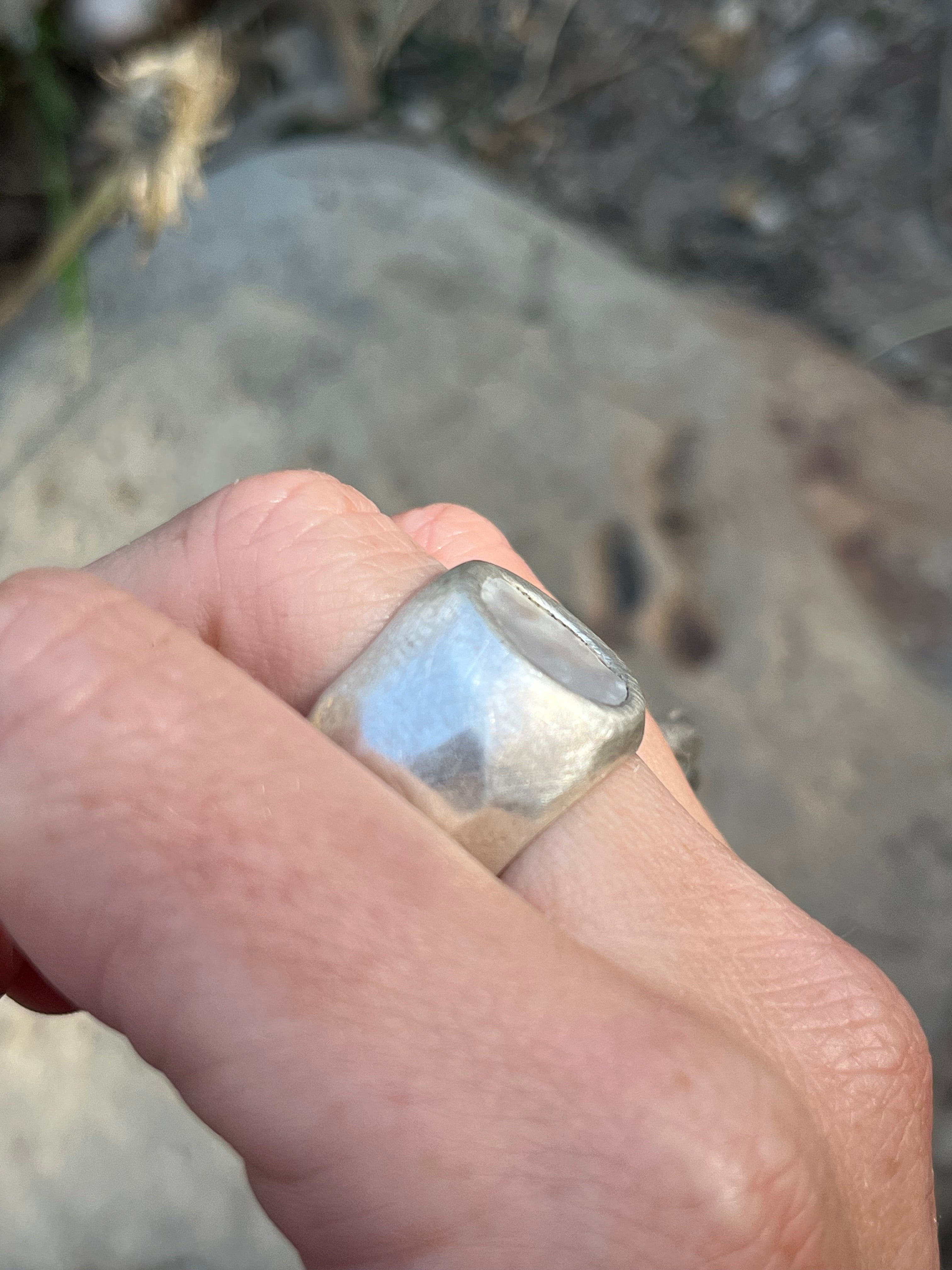 heavy mother of pearl tube ring~ size 6.5-6.75