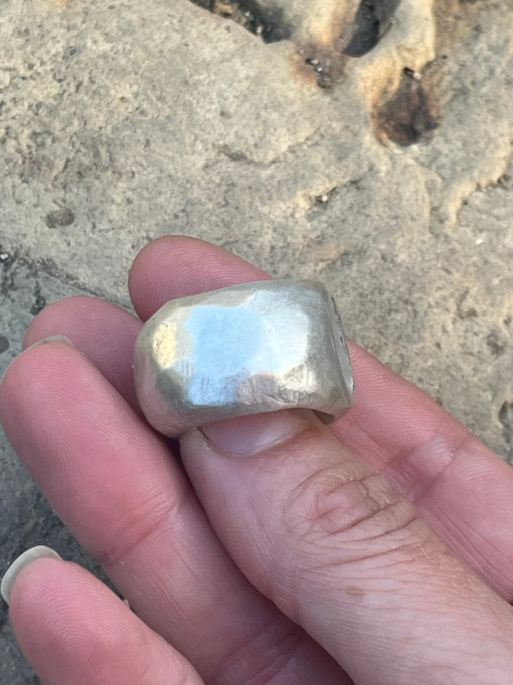 heavy mother of pearl tube ring~ size 6.5-6.75