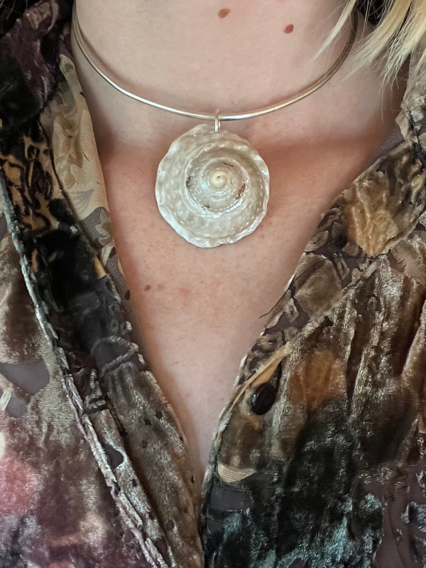 turban shell collar