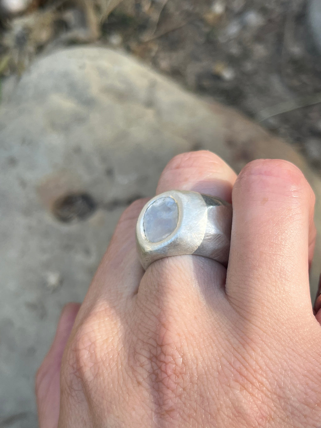 heavy mother of pearl tube ring~ size 6.5-6.75