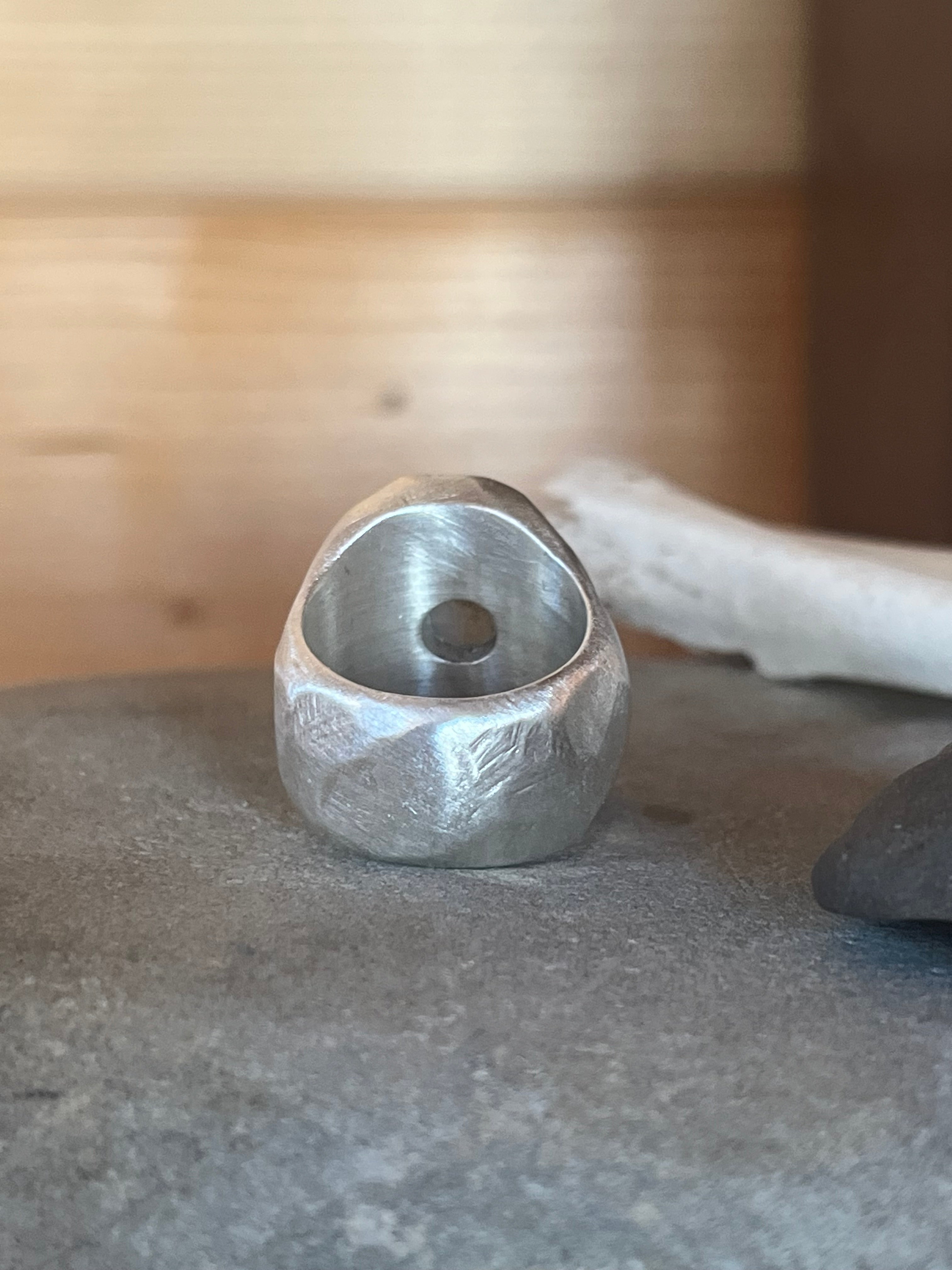 mother of pearl chunky ring ~ size 6.5