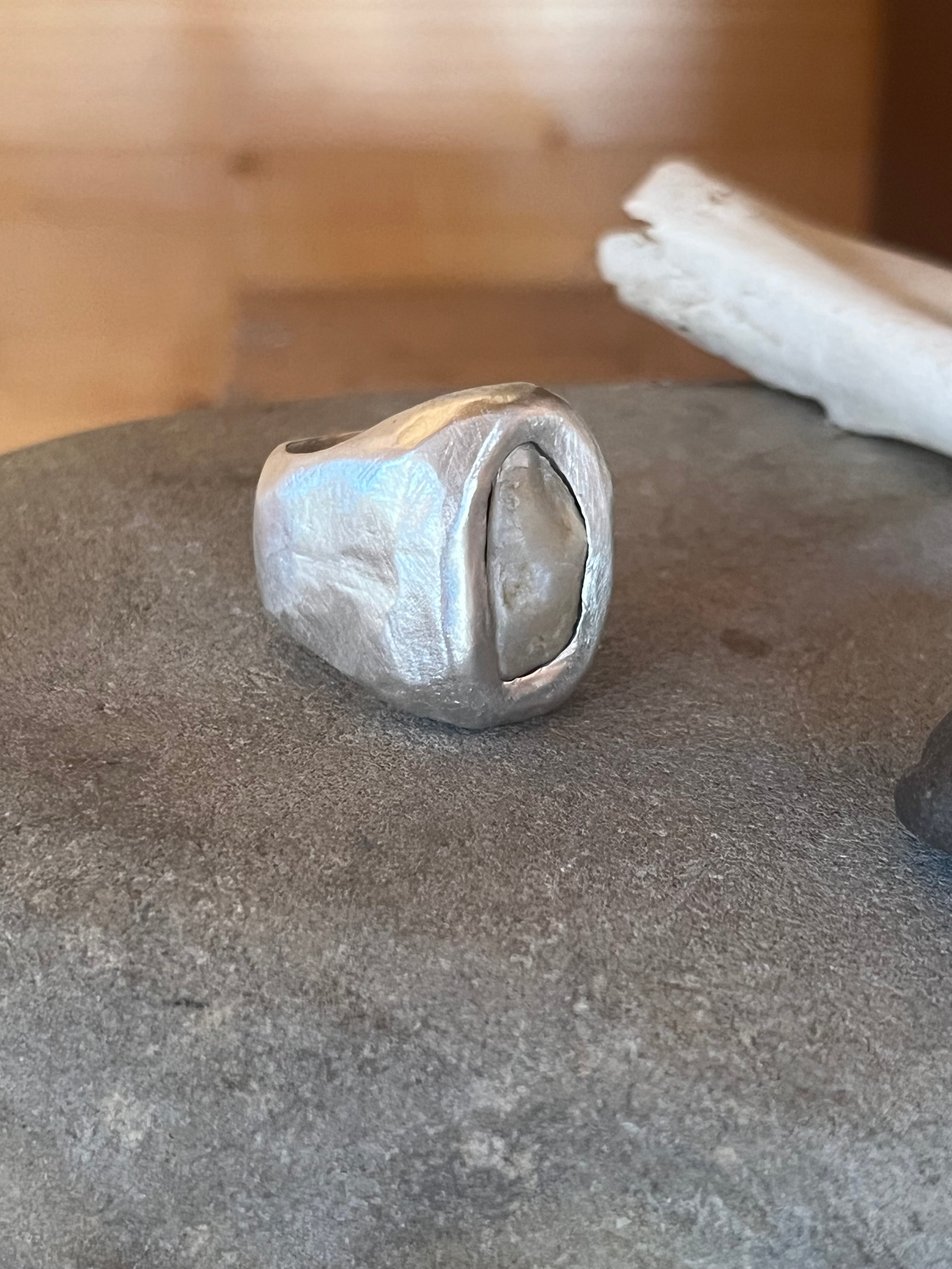 mother of pearl chunky ring ~ size 6.5